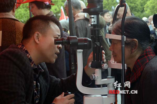 专家为患者免费检查。