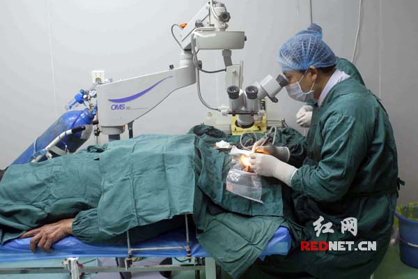 专家在道县华康医院为患者手术。