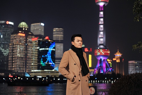 于小伟在东方明珠电视塔下