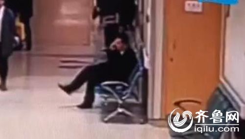 济宁男子医院掉两万块看病夫妻默默捡起带回家