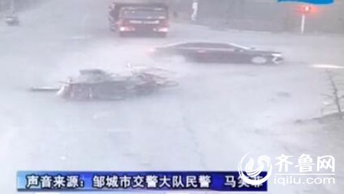 三轮车司机闯红灯被撞飞旋转360度后爬起来（图）