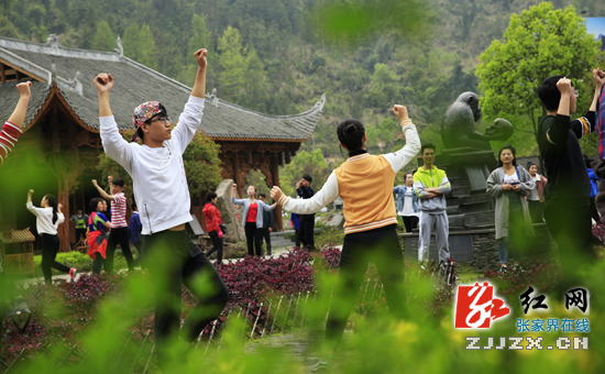 张家界武陵源：清明迎来春游热