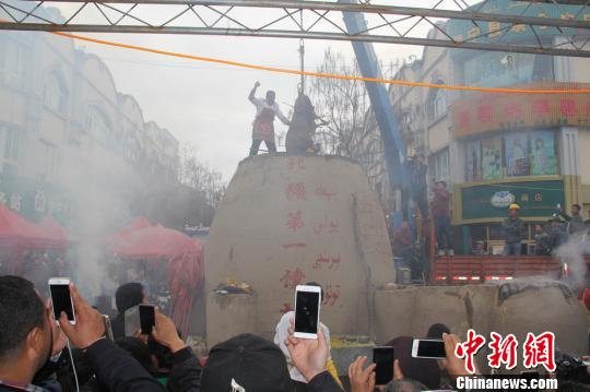 约12时许，在千人的翘首期待中牦牛徐徐出坑。　朱景朝摄