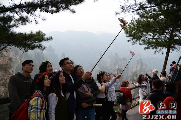 张家界核心景区武陵源清明游红火有序