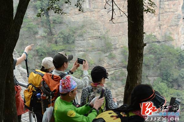 张家界核心景区武陵源清明游红火有序