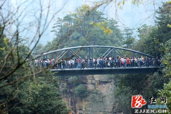 张家界核心景区武陵源清明游红火有序