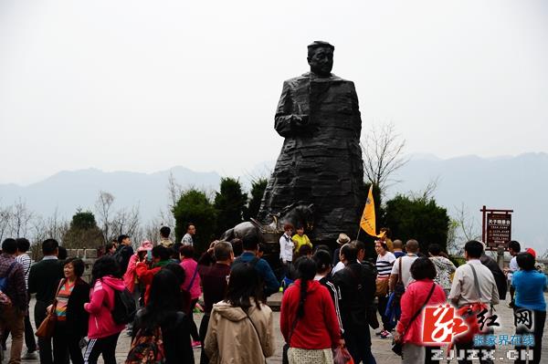 清明小长假：张家界贺龙公园游客满园