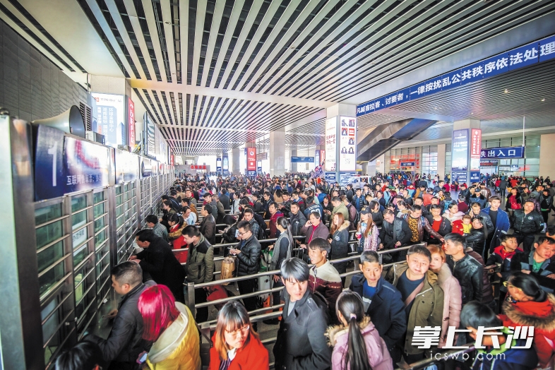 清明小长假,长沙火车南站以“最严站区、最靓窗口”的品牌形象从容迎接史上客流最高峰,站场忙而不乱,井然有序。 长沙晚报记者 李卓 摄