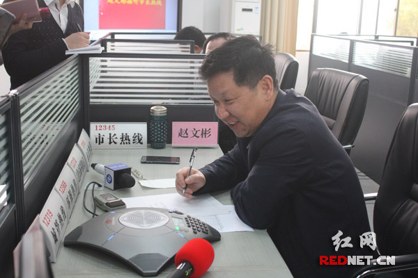 株洲市委常委、常务副市长赵文彬很热情地在接听市长热线电话。