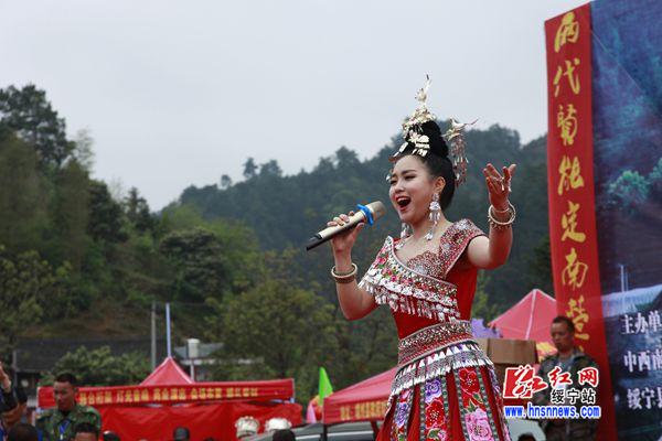 中国侗族歌王——王馨为观众演唱