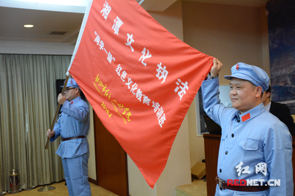 活动还为湘潭市文化执法系统“两学一做”主题教育培训班授旗。