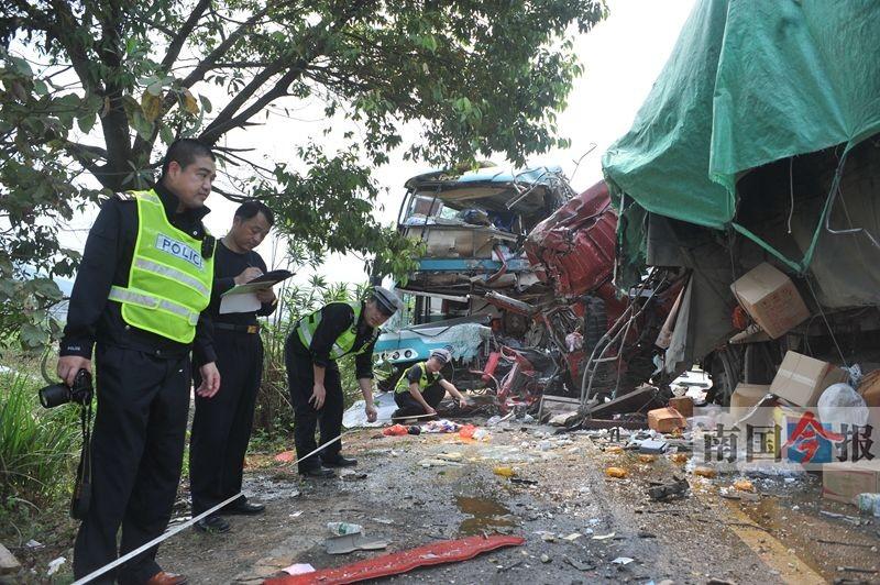 重卡侧翻袋装淀粉滚落 三轮车司机不幸被掩埋(图)