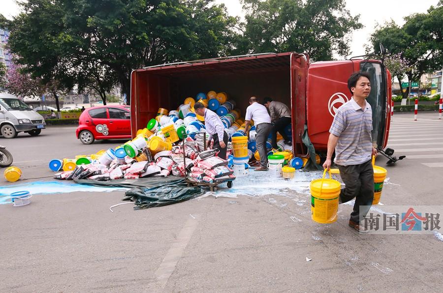 重卡侧翻袋装淀粉滚落 三轮车司机不幸被掩埋(图)