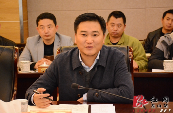 县委常委,常务副县长蔡龙代表龙山县委,县政府作一季度工作情况汇报