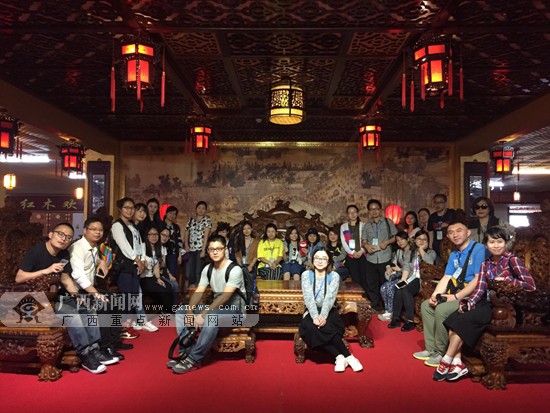 网媒记者走进凭祥红木文博城 品味红木文化