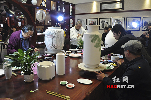 来自上海的多名大家迫不及待地在启动仪式现场开始了创作。