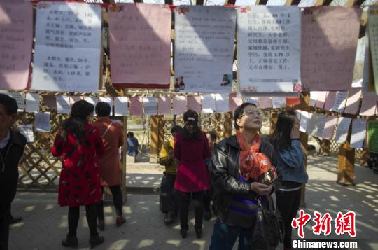 家长为子女举办相亲会现象并非山西独有，在单身女性较聚集的广东、海南、山东、四川、云南等地，家长替子女举办“相亲会”活动形式多样，频率更高。　张云 摄