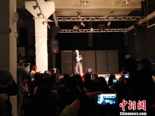 谢尔·埃斯普马克现场朗诵自己的诗作。　木小满　摄