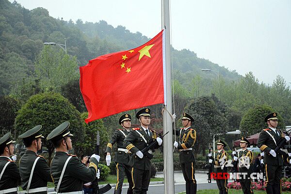 　　升国旗仪式。