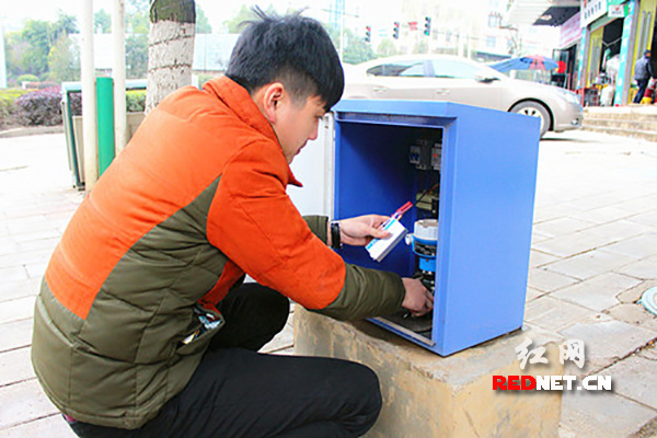 技术人员正在安装设备。