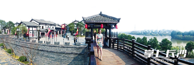 关山古镇城墙上,烽火台瞩目,旌旗密布,重现了“关羽屯兵”的传说。 长沙晚报记者 李锋 摄
