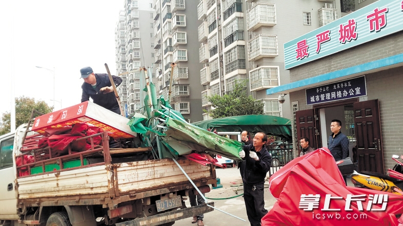 　　昨日，岳麓区观沙岭街道城管办联合环保办、城管执法中队及施家港社区工作人员，对金麓小区内违章搭棚、店外经营乱象和小区环境卫生进行整治清理。长沙晚报记者 王斌 通讯员 汤方银  摄影报道