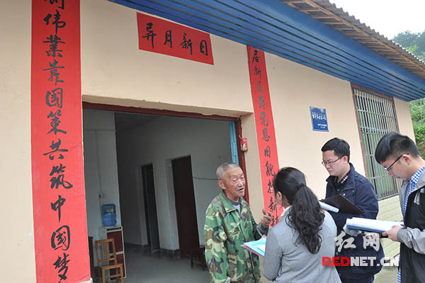 武冈市湾头桥镇泉塘村刘兆焕春节前夕搬进新家，对联“居新屋感党恩旧貌换新颜，创伟业靠国策共筑中国梦”醒目。