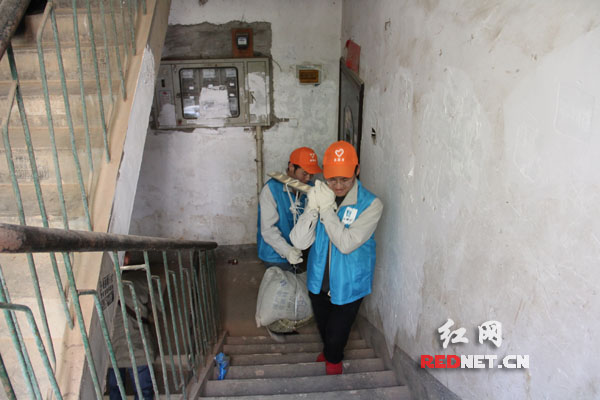 中建二局西南分公司第三项目部青年志愿者在湘潭新塘里社区开展学雷锋活动。