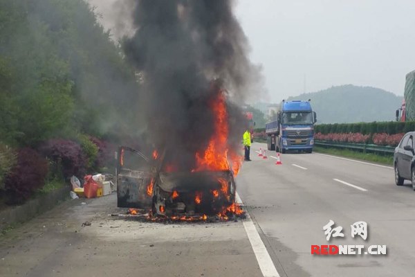 小车高速路上自燃