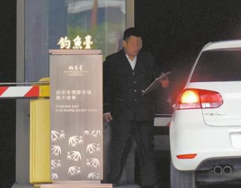 网友反映钓鱼台精品酒店收取每小时50元的“天价”停车费。