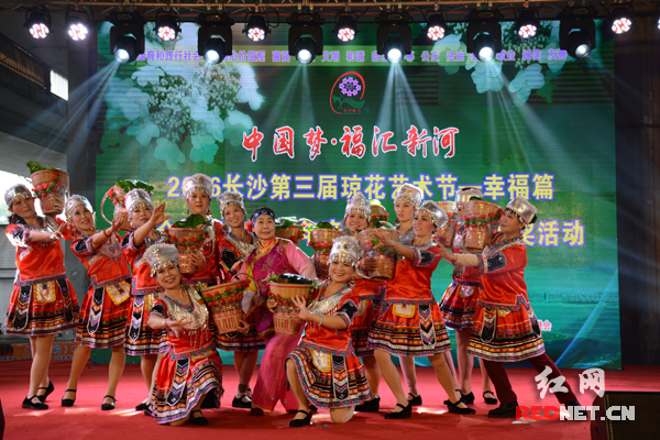 “中国梦·福汇新河”长沙市第三届琼花艺术节在紫凤公园举行。