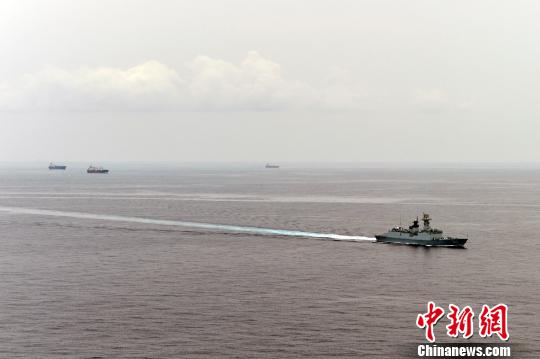 大庆舰前出警戒。　张海龙 摄
