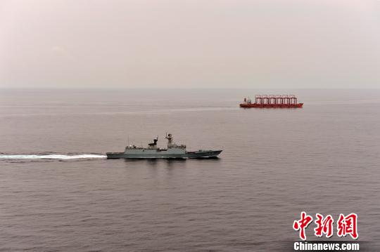大庆舰为中国籍重大件运输船实施伴随护航。　张海龙 摄