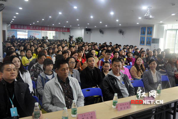 上百名家长携孩子来到现场取经学习。