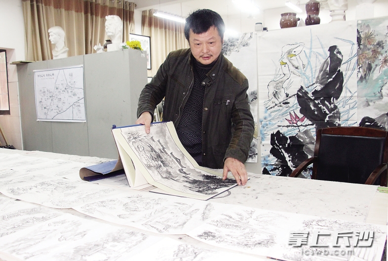 陈宏科在工作室展示他的宁乡全域旅游地图手稿。 长沙晚报通讯员 刘汉光 摄