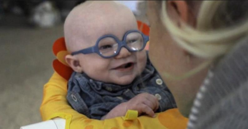 白化症宝宝戴眼镜看见妈妈露出微笑感动人心（图）