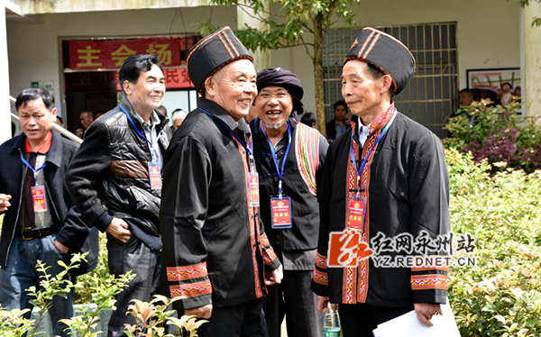 走出会场聊聊报告激动人心事。