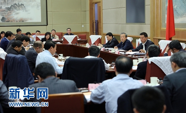 4月8日,国务院国有企业改革领导小组第十八次会议在北京召开。中共中央政治局委员、国务院副总理、国务院国有企业改革领导小组组长马凯主持会议并讲话,国务委员、国务院国有企业改革领导小组副组长王勇出席会议并讲话。 新华社记者 刘卫兵 摄
