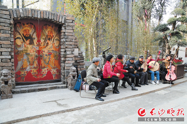 致力提升居民的幸福指数，芙蓉区打造诸多家门口的“大舞台”，草根明星你方唱罢我登场，老街巷内歌乐飞扬。 长沙晚报记者 陈飞 摄