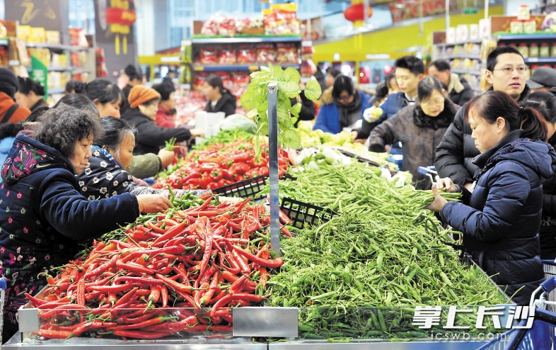 今年以来,猪肉和蔬菜价格上涨,令市民生活成本增加。图为市民们在超市选购蔬菜。 长沙晚报记者 王志伟 摄