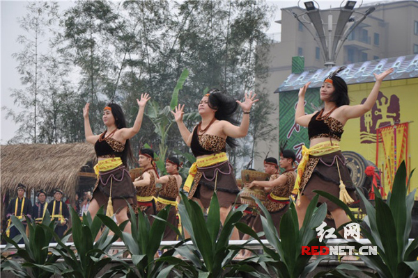 骆越民族特色歌舞表演。