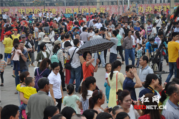 上万人汇聚花山文化广场参加骆越始祖祭祀大典。