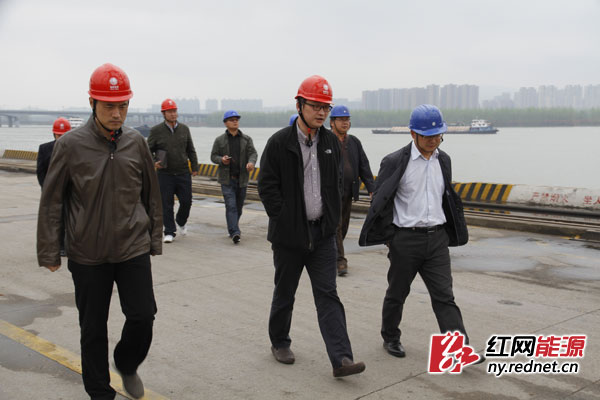 近日，长沙供电公司携手湖南节能公司和信通产业集团岸电项目专家到长沙霞凝新港商洽港口岸电项目落地实施的相关事宜