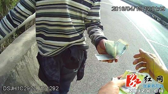 男子负气厌世竟上高速行走  高速交警及时救助劝解归家