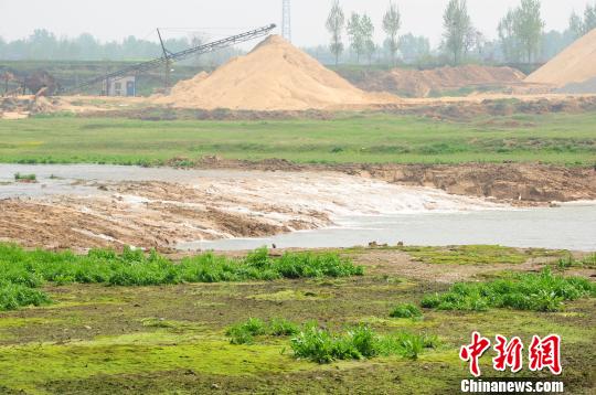 “断崖”被捣毁后，瀑布景观不复存在。　赵伟鹏 摄
