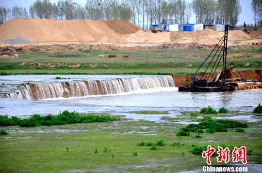 河南南阳白河因大量采沙形成“瀑布”追踪：已捣毁