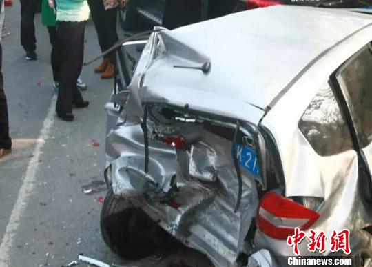 图为被撞车辆。　视频截图 摄