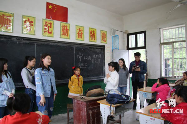 湖南大学出国留学培训基地的学生会干部与龙潭小学的孩子们互动交流。