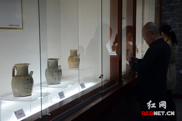 活动现场还展出了唐、五代长沙窑典型器物70余件套，包括打捞出的唐代沉船“黑石号”上的精品长沙窑瓷器。