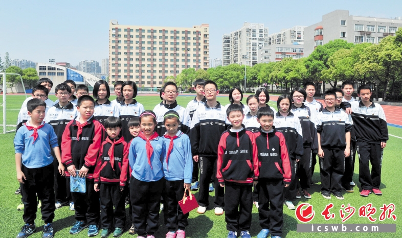 麓山国际实验学校的双胞胎在学校集体合影.长沙晚报记者 贺文兵 摄